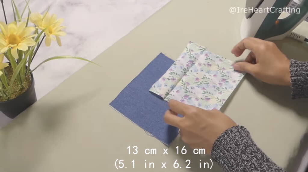 デニム布と花柄の布を用意