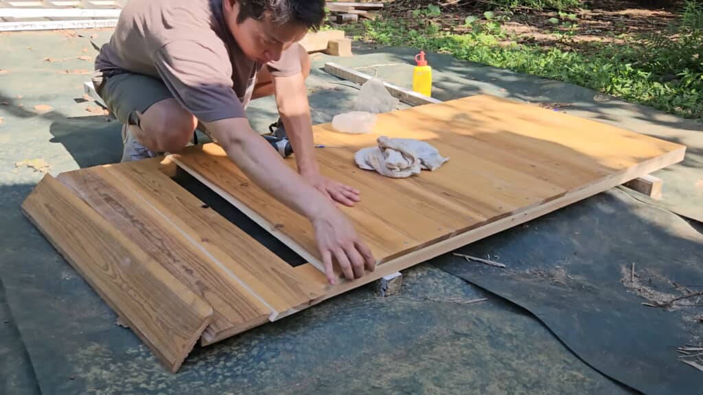 これまでのDIYの経験から生まれたアイデアで、隙間がないドア表面に