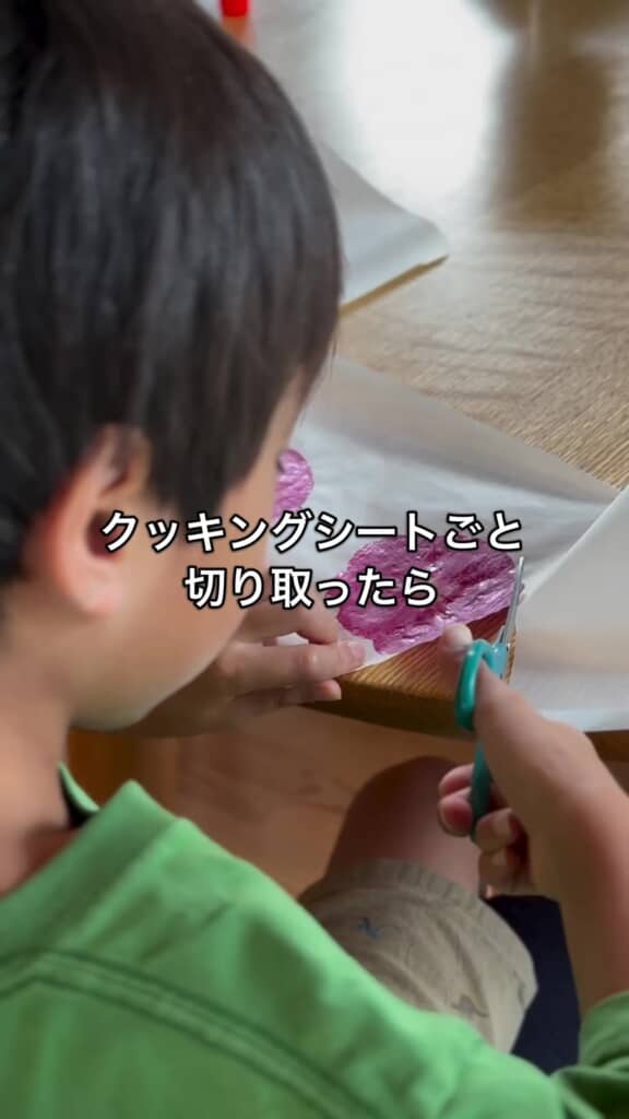 冷めたらクッキングシートごと切り取ります