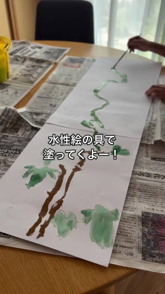 画用紙に葉とツルを描きます