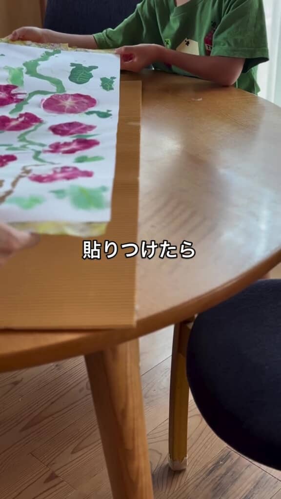 巻き段ボールに貼り付けると……