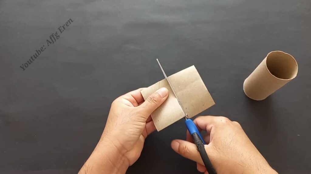 12個のトイレットペーパー芯をカット