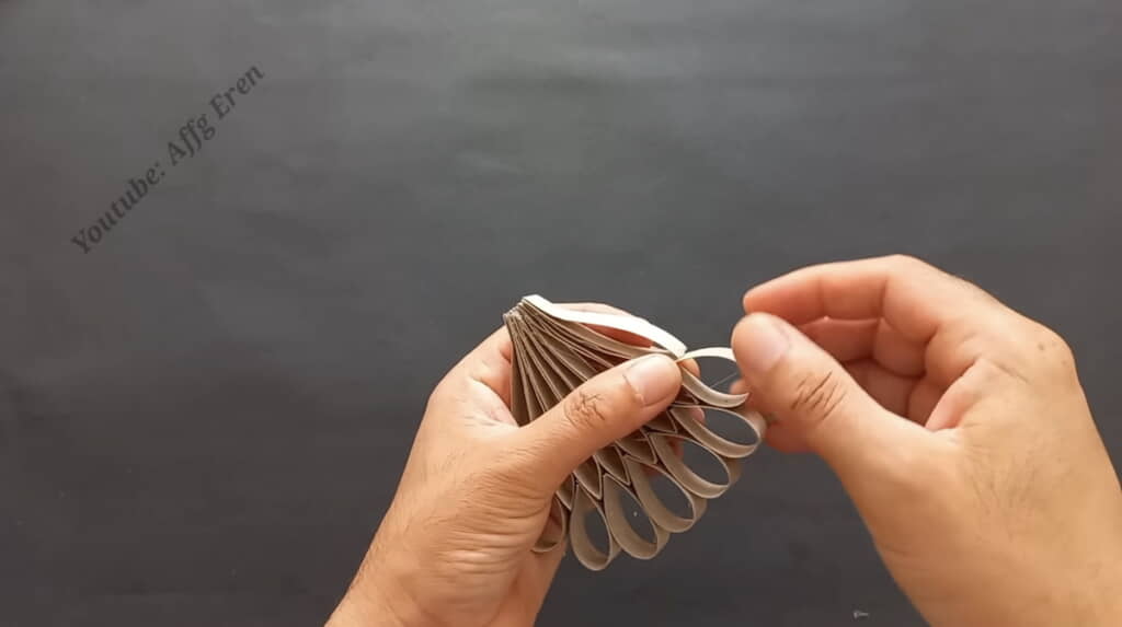 水滴形にしたものを接着