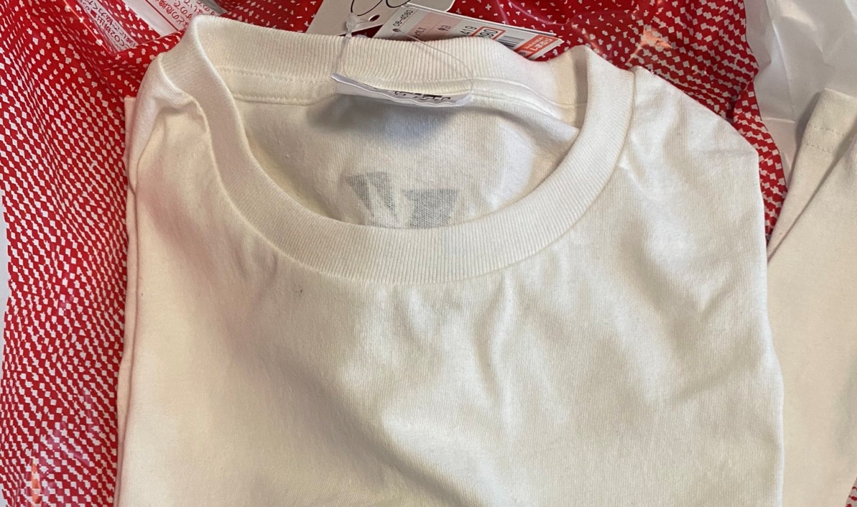 「しまむら」に行った58歳父→買ってきたTシャツが“まさかのデザイン”で3万いいね! 「同じ年だから気持ちわかる」「欲しい!」 1年後の現在は……投稿者に聞いた(1/3) | ファッション ねとらぼ