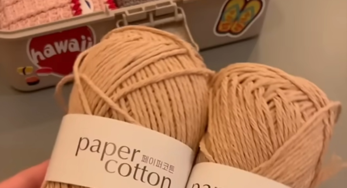 編み物中毒者が3秒で沼る毛糸を黙々と編んだら……　完成したおしゃれなお出かけアイテムに「センス良すぎ」「むちゃんこかわいい」（1/3） | ライフスタイル ねとらぼ