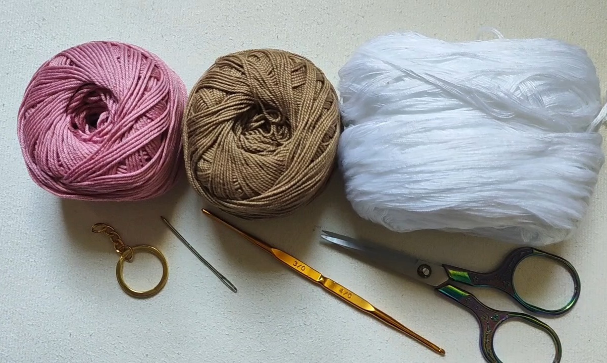 ピンクと茶色の毛糸を小さく小さく編んだら……　世界的人気キャラの簡単ファンアートに反響「作り方教えて！」【海外】 | ライフスタイル ねとらぼ