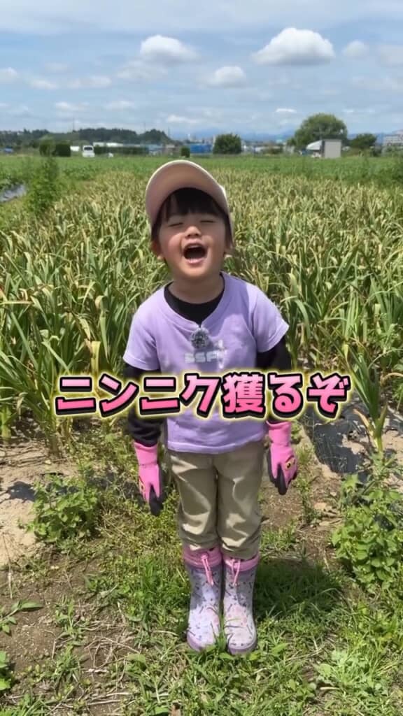 ちっちゃな身体でニンニク掘りに挑戦！