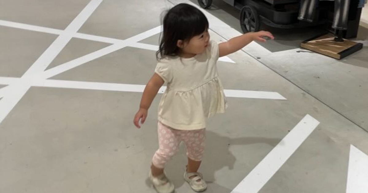 1歳娘「パパ、あれなんだ？」→指さす先を見た、次の瞬間……　予想外すぎる“まさかの展開”に「賢い（笑）」「策士だなぁ」（1/2） | 育児 ねとらぼ
