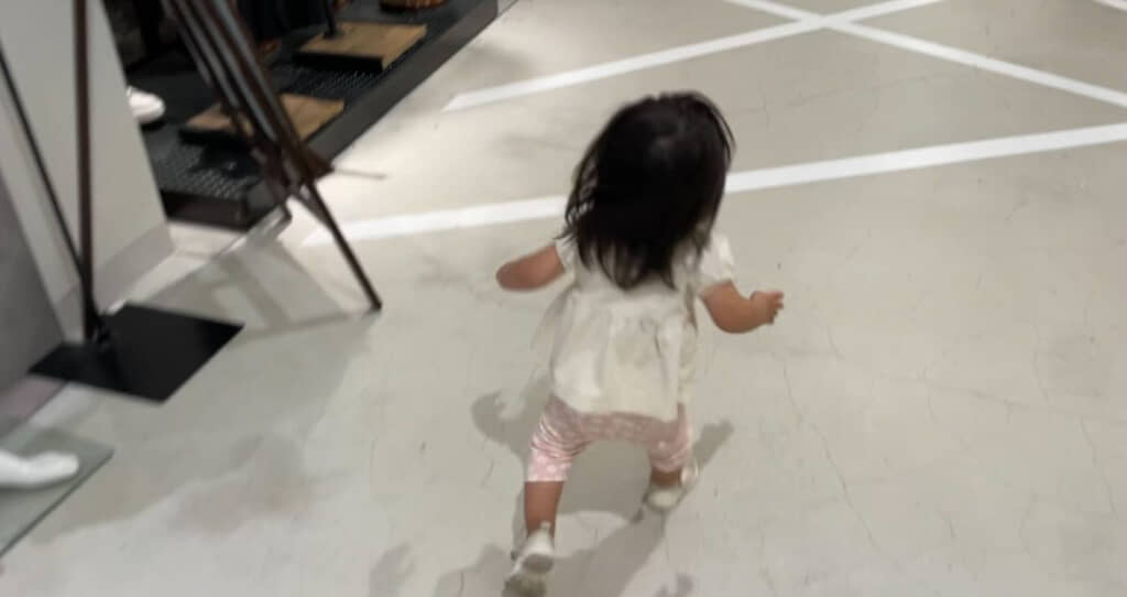 注意をそらした隙に逃走！