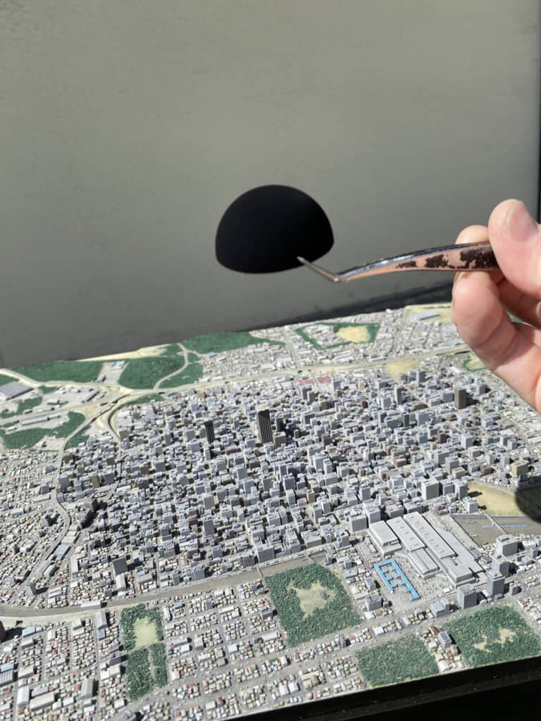 ピンポン玉の半分を超低反射塗料で“真っ黒”に