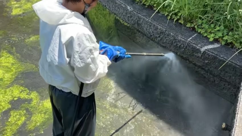 高圧洗浄で壁面を洗う