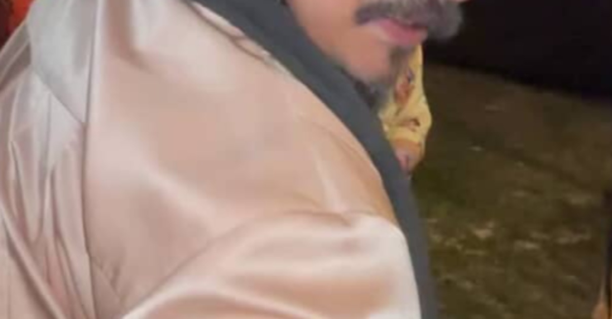 男性の肩に違和感→見てみると……　「すごーい！」　“まさかの生き物”の正体に「懐かしい」「実物見てみたい」（1/3） | その他生き物 ねとらぼ