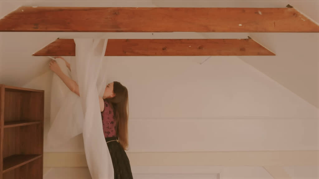 梁を生かしてキャノピーを設置