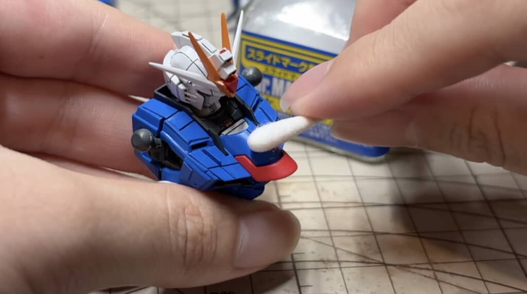 綿棒で余分な水分を拭き取る