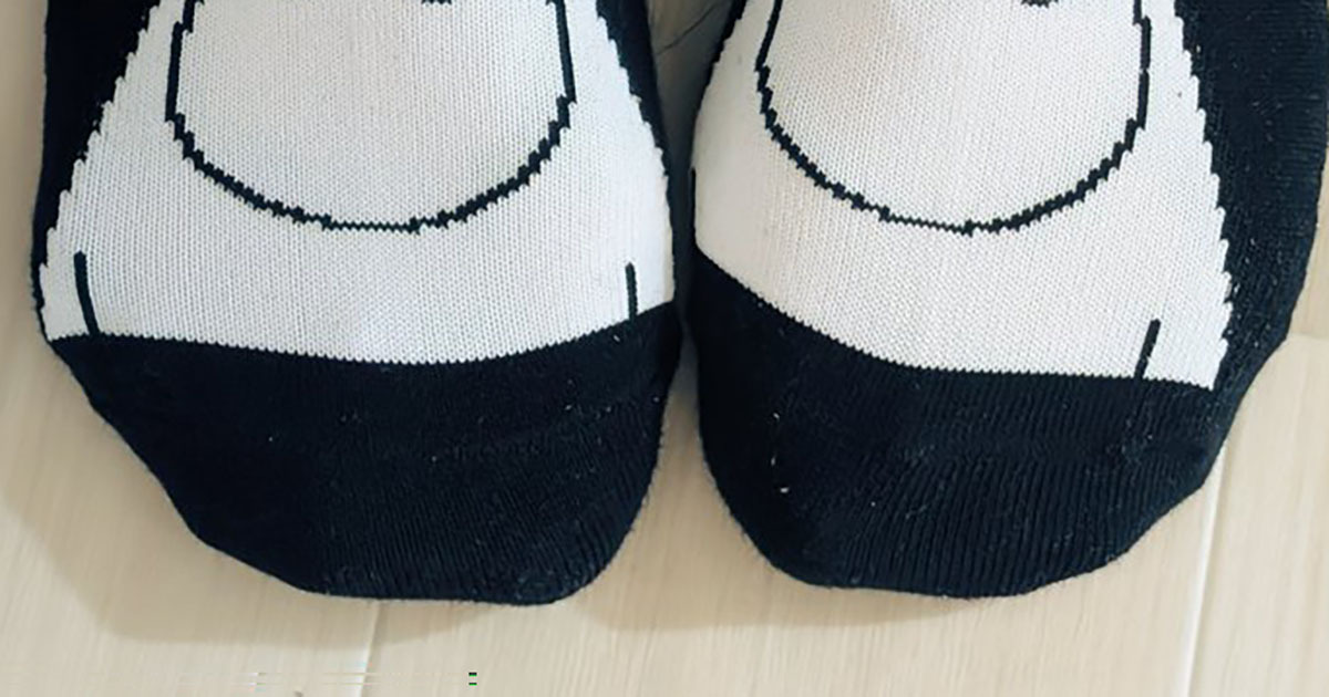 「休み明け、仕事嫌すぎるので……」　足元で行われた“ささやかな抵抗”が350万表示　「ムーミンもこんな顔するんだ」（1/2） | ファッション ねとらぼ