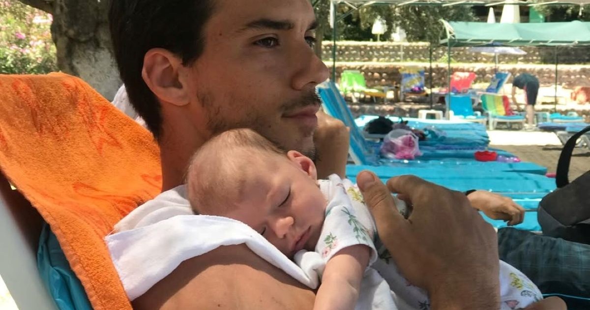 すやすや寝ている赤ちゃんを抱っこするパパ→7年後……「どうしてそうなった」　“現在の姿”に「若くなったの？」【海外】（1/2） | 育児 ねとらぼ