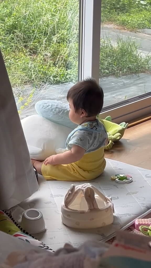 窓辺に座る赤ちゃん