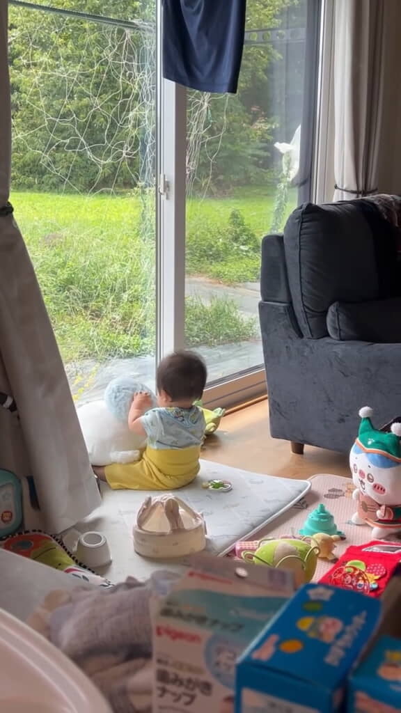 ぬいぐるみをにぎにぎ