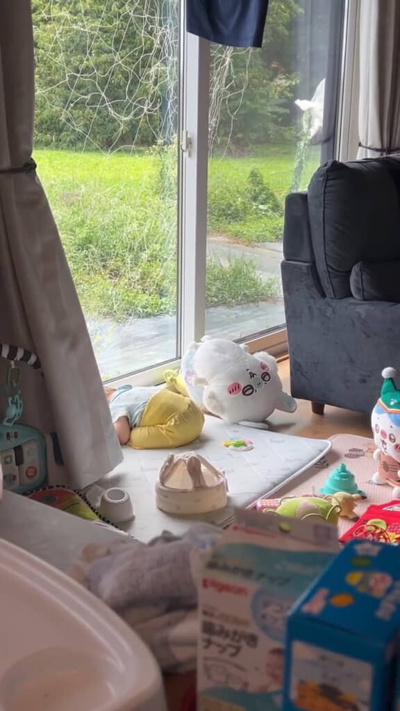 パタンと上半身を倒して