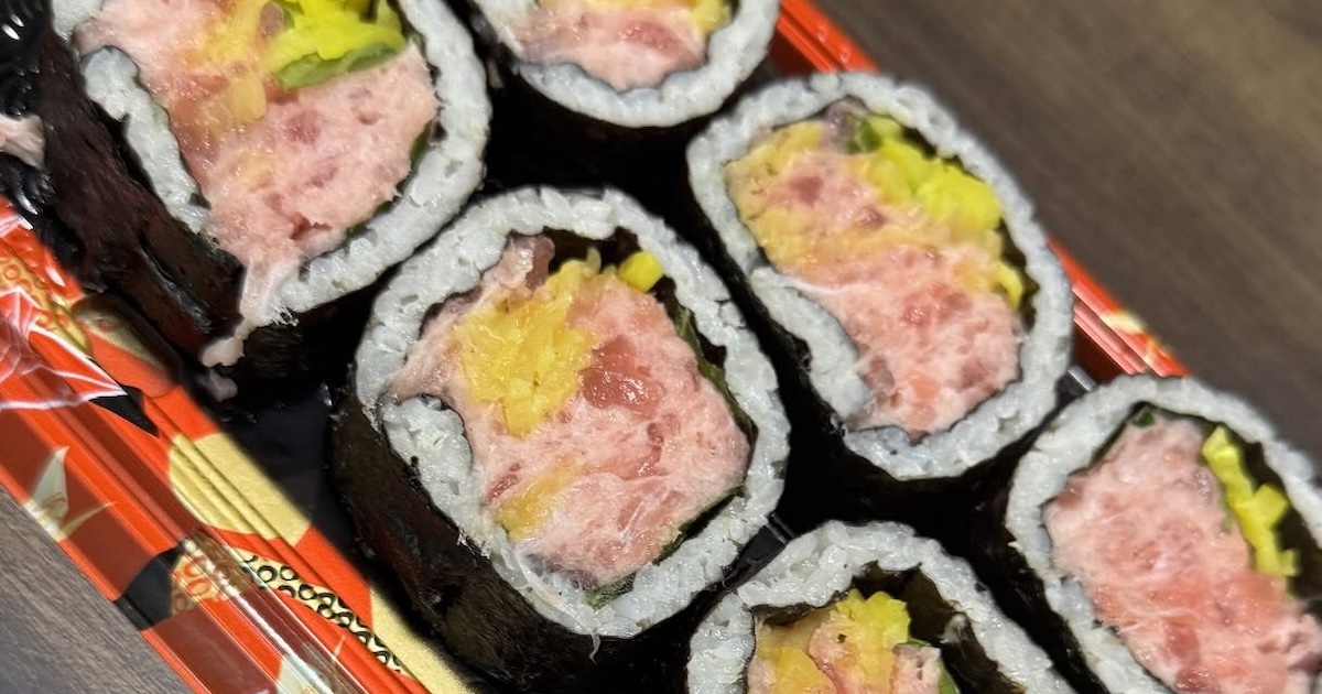 「ロピア」で2児ママが買った巻きずし、ひっくり返すと……　「逆詐欺すぎ」衝撃の光景に「最高」「近所にほしい」（1/5） | グルメ ねとらぼ