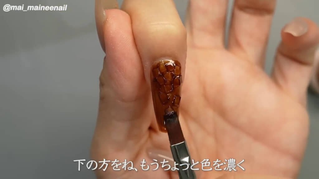 グラデーションを意識しながらブラウンを重ねていきます