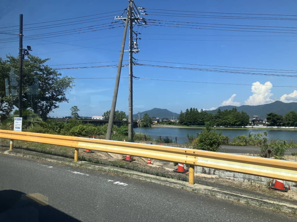 山口県特有の夏みかん色のガードレール