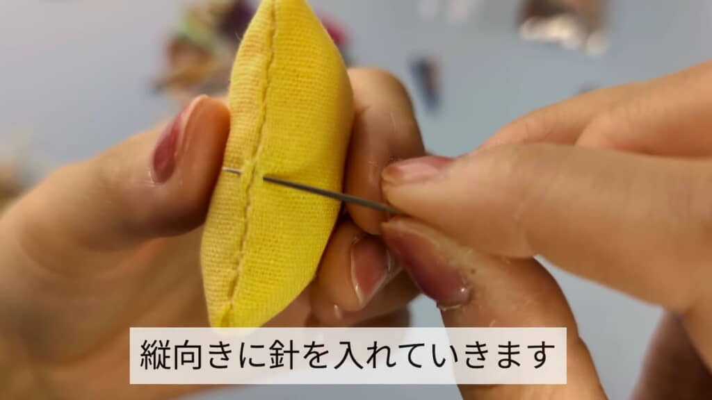 あまり糸をクッションに刺す