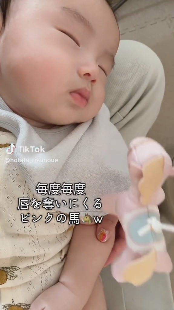 近づいてくるのはピンクの馬！