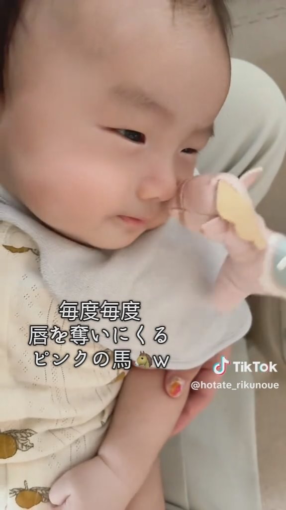 ピンクの馬だけが的確にキス