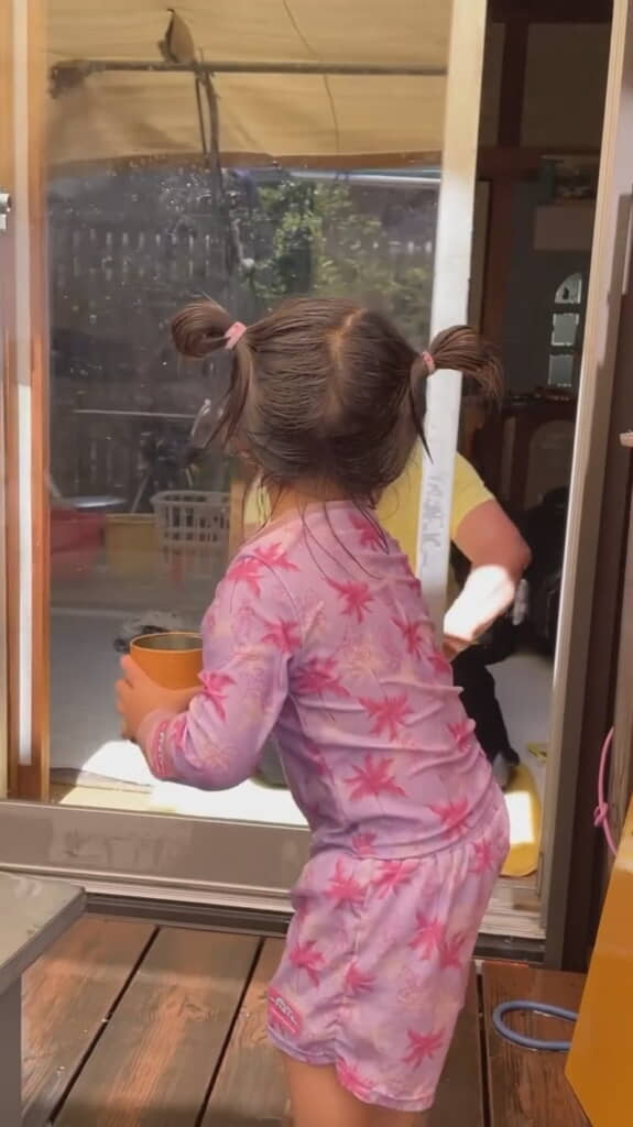 水の入った容器を手に取って