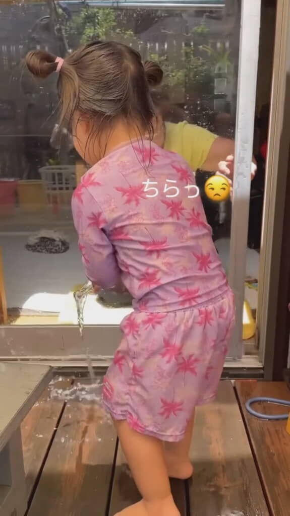 バシャー！　しかしおばあちゃんも防いだー！