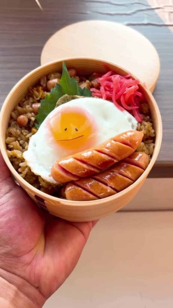 目玉焼きを揺すっているところ