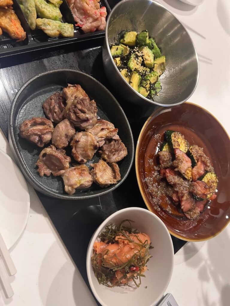 アボカドのあえ物やお肉がずらり