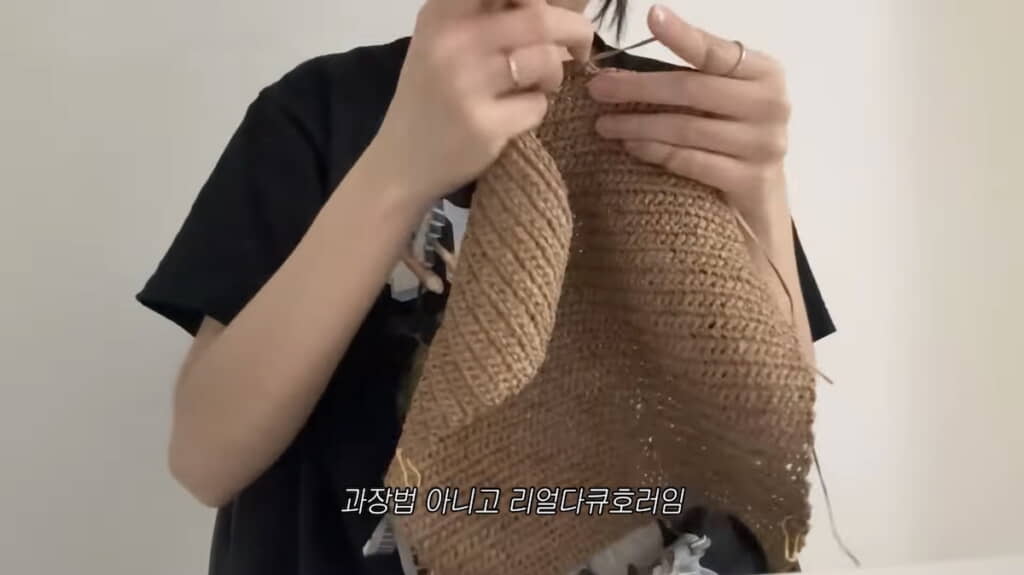 精密に編み進めていく