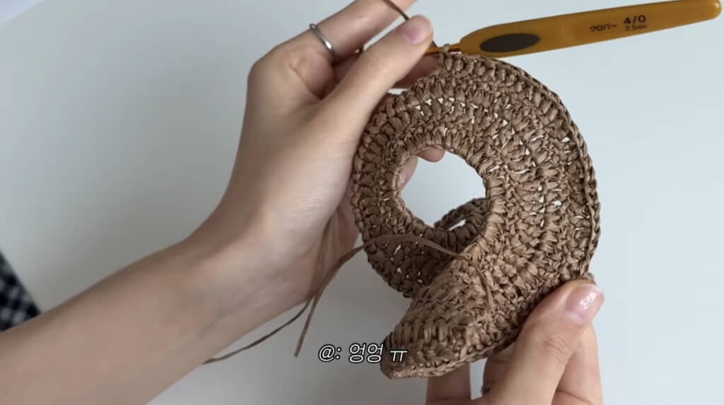 フリルを編んでいく