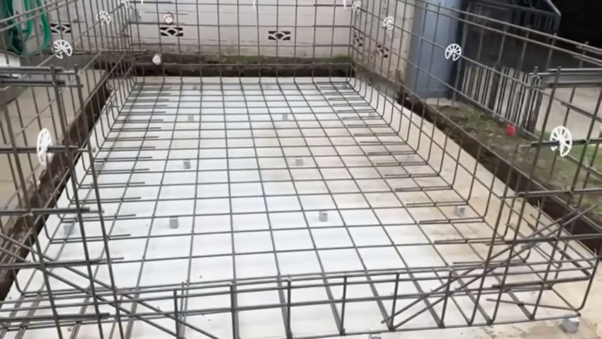 池の用地に鉄筋を入れた直後の状態