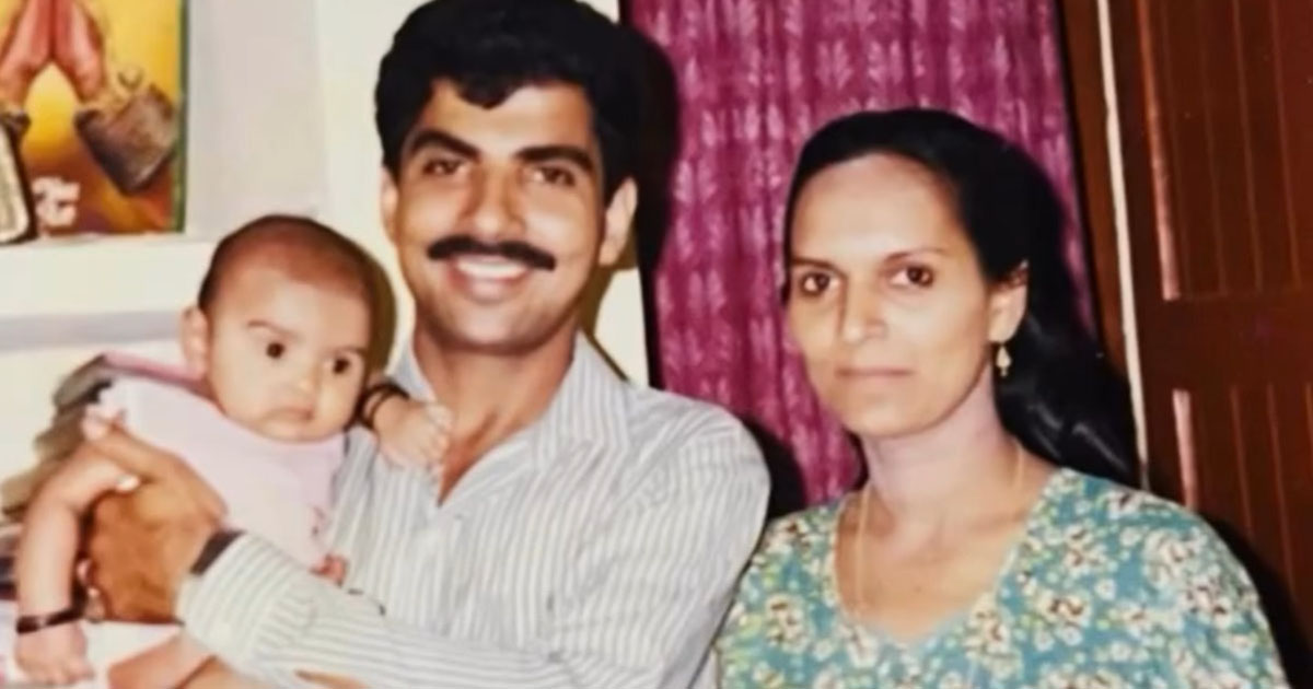 赤ちゃんを抱いたパパとママ→33年後、“同じ構図＆ポーズ”で再現したら……「ちょっと待って」「気付くのに5分かかった」　驚きの現在が620万再生【海外】（1/2） | ライフスタイル ねとらぼ