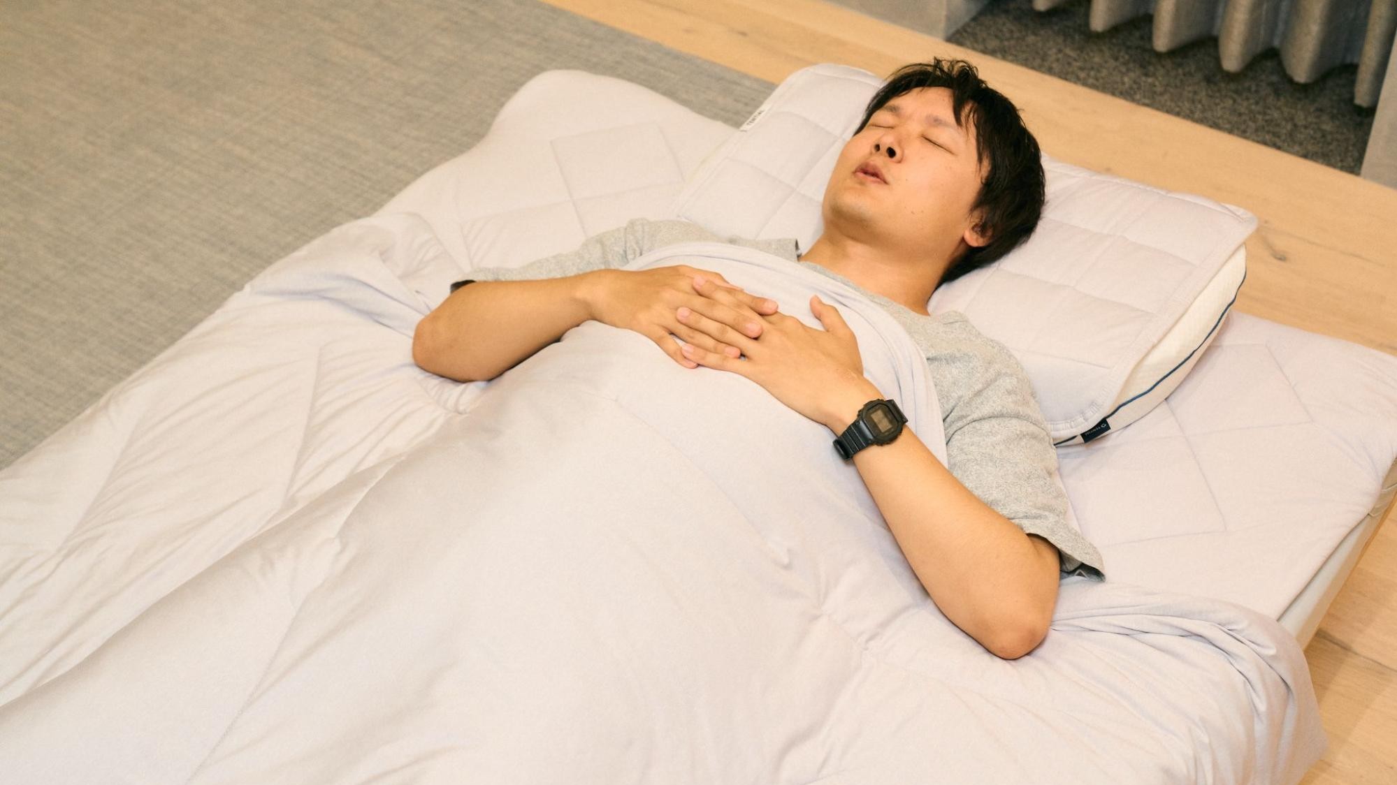 冷たいだけじゃない！」温度湿度を勝手に最適化する‟ハイテク夏用かけ