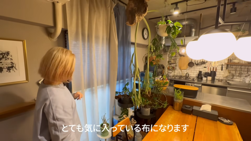 窓際でも「ieno textile」の一枚布を使用