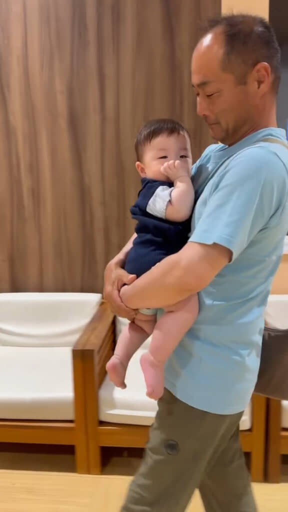 かわいい孫を抱っこしたいお父さんです