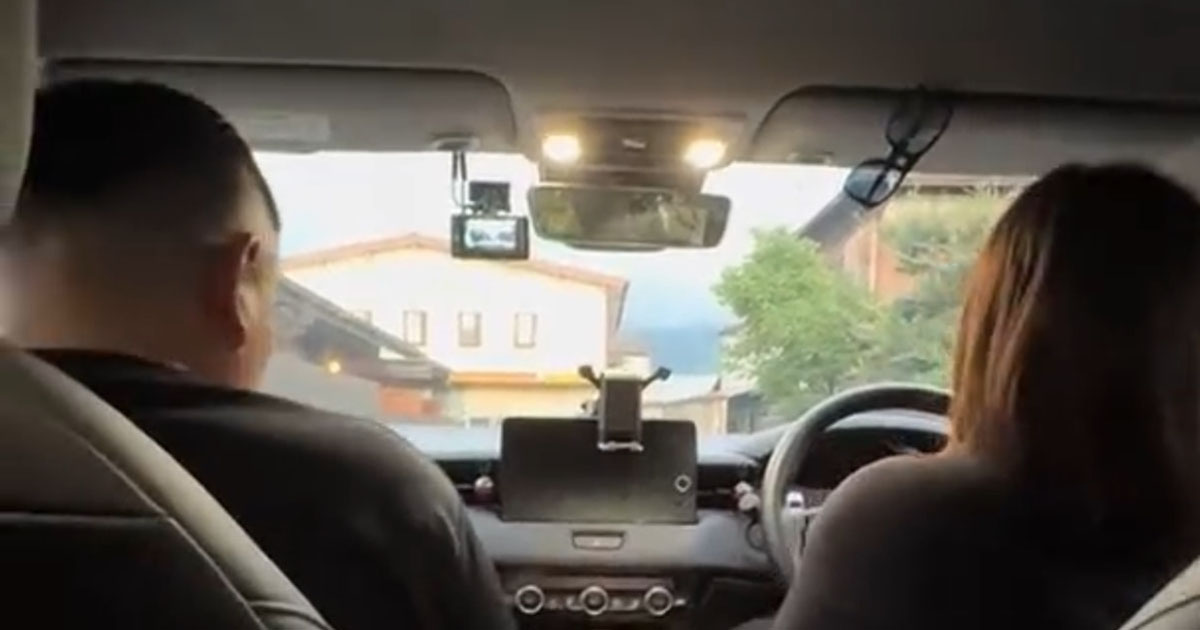 クルマで外出するパパとママ→突然、後部座席から現れたのは……「ニヤニヤが止まらない」　“まさかの来訪者”が220万再生（1/2） | ライフスタイル ねとらぼ