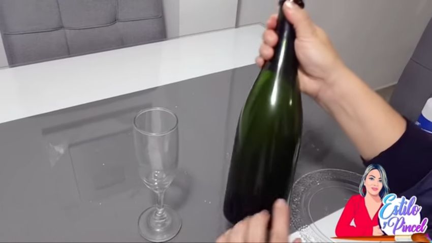 空き瓶と透明なグラス