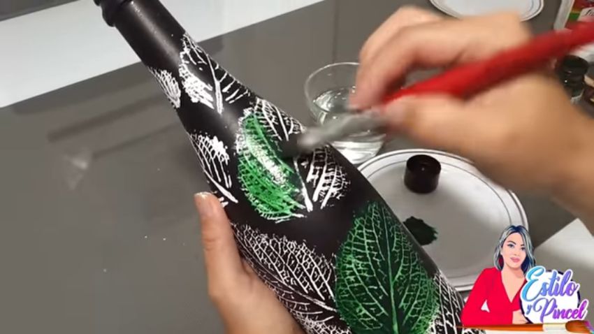 白い葉脈模様の上から緑色に塗っていく