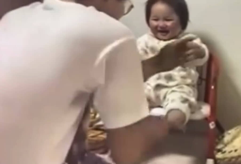 娘さんを笑わせようといろんな遊びをするお父さんにほっこり