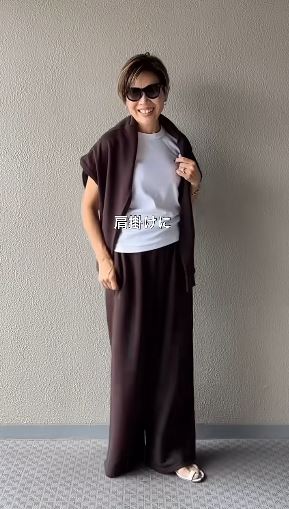 肩掛けにしたスウェットクロップドシャツ