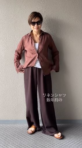 ブラウンのリネンシャツも合ってる