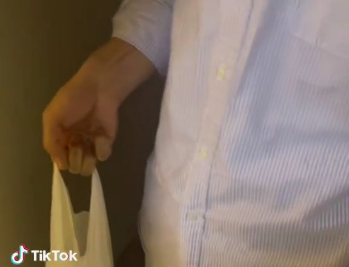 我が家に来た友人、風呂場に直行すると……　まさかの光景に「ギリだるいが勝ちそう」「腹痛てぇwww」（1/3） | ライフスタイル ねとらぼ