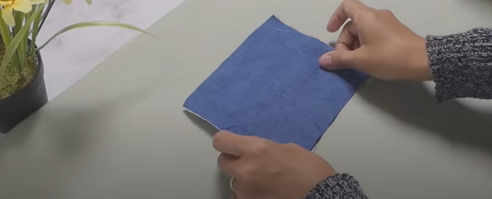 ジーンズのハギレ、花柄の布とファスナーに縫い付けていくと……　デスクの整理に役立つアイテム完成に「10点満点中の10点！」【海外】（1/3） | ライフスタイル ねとらぼ