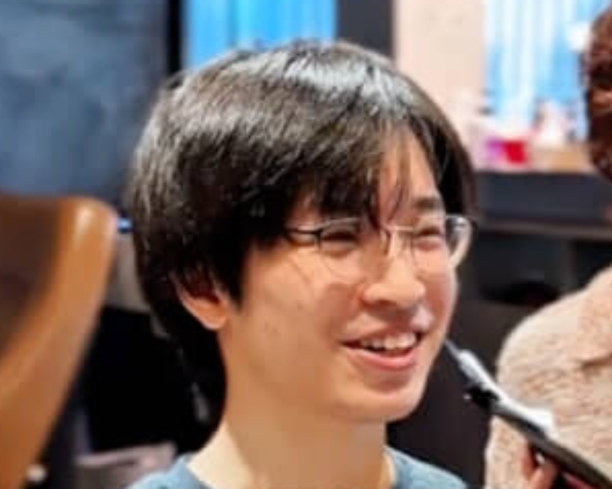 超人気アイドルファンのメガネ男子「推し色に染めて！」→美容師が本気で応えたら……　「これはNEW KAWAIIだわ」驚がくビフォアフに絶賛の声（1/3） | 美容 ねとらぼ