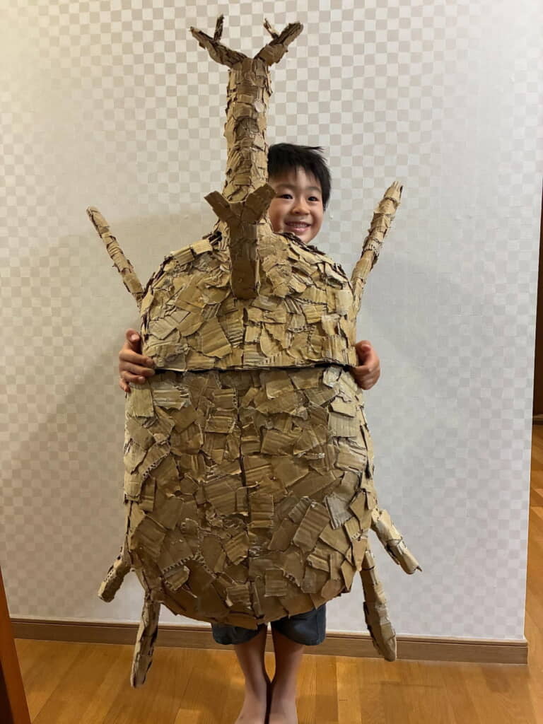 ダンボールで作ったのは巨大なカブトムシ！